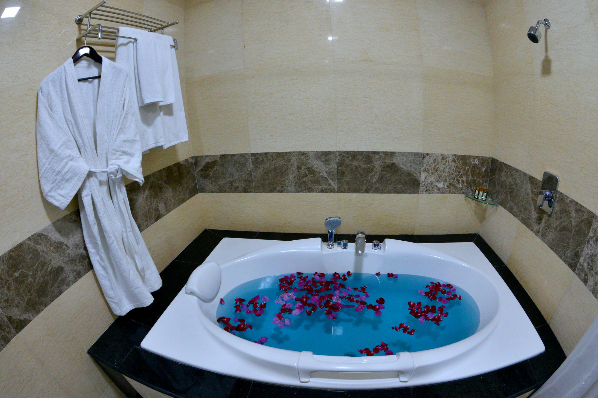 יאנגון Golden Butterfly Hotel מראה חיצוני תמונה